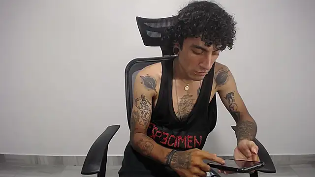 Snapshot of present_the_magic chatting on January 2025 04:20:01 AM present the magic online show from January 2025 04:20:01 AM