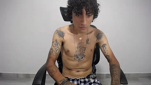 Snapshot of present_the_magic chatting on January 2025 02:15:01 AM present the magic online show from January 2025 02:15:01 AM