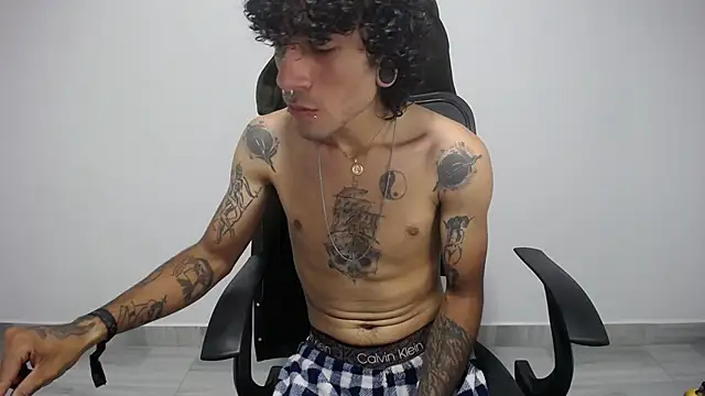 Snapshot of present_the_magic chatting on February 2025 02:22:02 AM present the magic online show from February 2025 02:22:02 AM