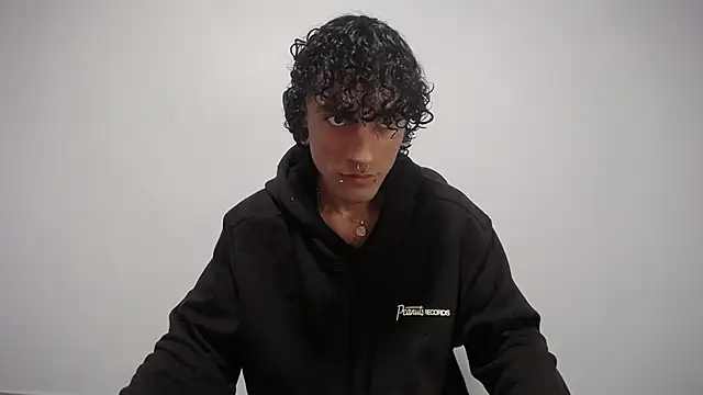 Snapshot of present_the_magic chatting on February 2025 09:25:02 PM present the magic online show from February 2025 09:25:02 PM