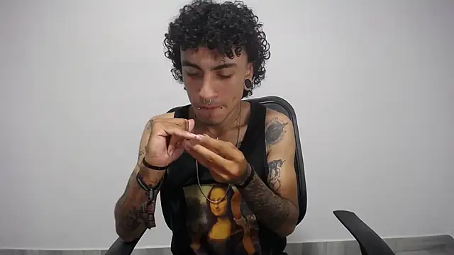 Snapshot of present_the_magic chatting on February 2025 02:30:01 AM present the magic online show from February 2025 02:30:01 AM