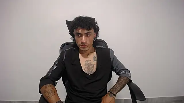 Snapshot of present_the_magic chatting on February 2025 08:42:01 PM present the magic online show from February 2025 08:42:01 PM