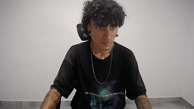 Snapshot of present_the_magic chatting on February 2025 10:14:02 PM present the magic online show from February 2025 10:14:02 PM