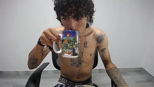 Snapshot of present_the_magic chatting on March 2025 03:08:01 AM present the magic online show from March 2025 03:08:01 AM