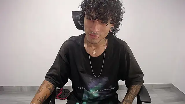 Snapshot of present_the_magic chatting on March 2025 03:19:01 AM present the magic online show from March 2025 03:19:01 AM