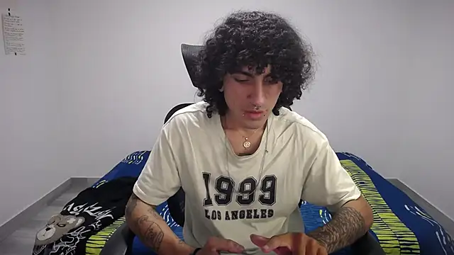 Snapshot of present_the_magic chatting on October 2025 04:40:02 PM present the magic online show from October 2025 04:40:02 PM