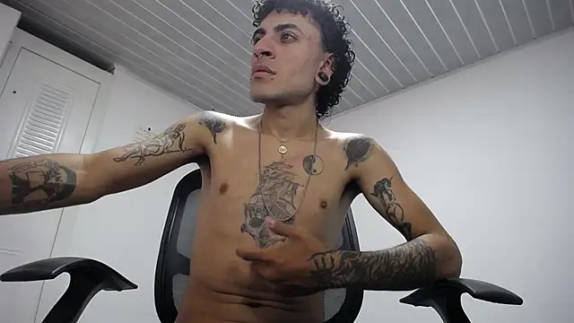 Snapshot of present_the_magic chatting on October 2025 05:40:02 PM present the magic online show from October 2025 05:40:02 PM