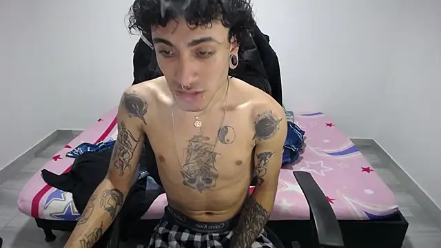 Snapshot of present_the_magic chatting on October 2025 05:02:02 PM present the magic online show from October 2025 05:02:02 PM