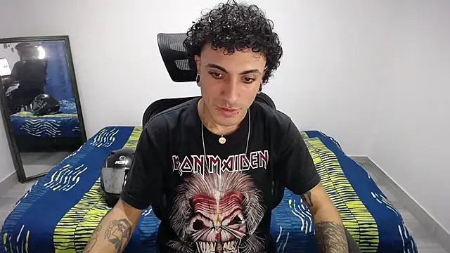 Snapshot of present_the_magic chatting on October 2025 10:44:02 PM present the magic online show from October 2025 10:44:02 PM