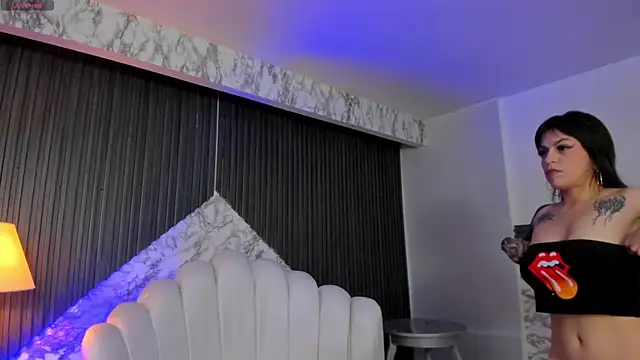 Snapshot of MeganDraco_ chatting on December 2024 12:33:01 PM MeganDraco online show from December 2024 12:33:01 PM