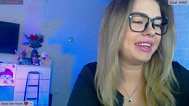 Snapshot of SuchCute chatting on March 2025 03:01:01 AM SuchCute online show from March 2025 03:01:01 AM