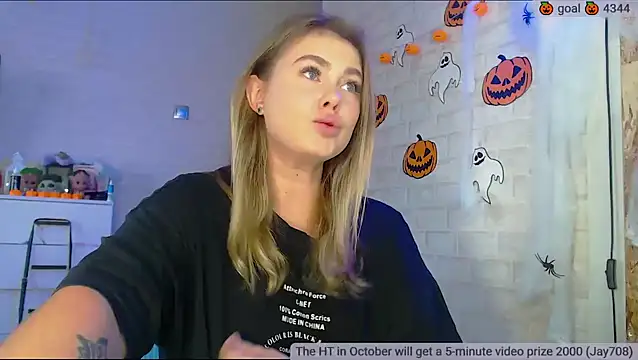 Snapshot of SuchCute chatting on October 2025 02:52:01 AM SuchCute online show from October 2025 02:52:01 AM