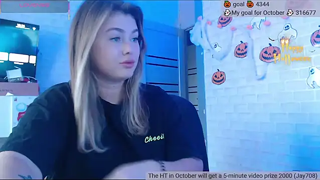 Snapshot of SuchCute chatting on October 2025 03:34:01 AM SuchCute online show from October 2025 03:34:01 AM