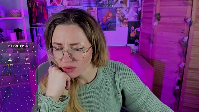 Snapshot of LadyIzabel chatting on December 2024 12:01:02 PM LadyIzabel online show from December 2024 12:01:02 PM