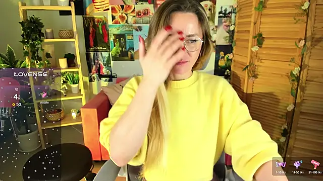 Snapshot of LadyIzabel chatting on December 2024 11:39:01 AM LadyIzabel online show from December 2024 11:39:01 AM