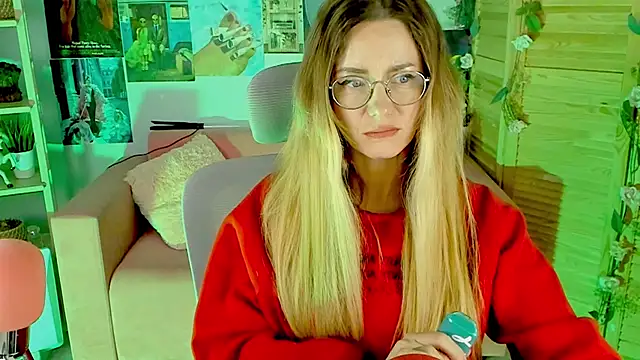 Snapshot of LadyIzabel chatting on January 2025 02:58:01 PM LadyIzabel online show from January 2025 02:58:01 PM