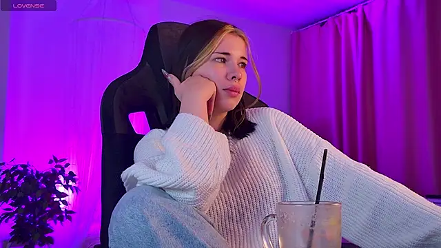 AliceSunday online show from October 2025 05:06:02 AM