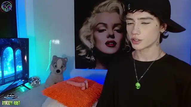 maxiy 001 online show from September 2025 03:40:01 AM