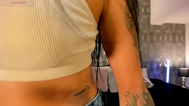 Snapshot of AriRobert_ chatting on November 2025 04:23:02 AM AriRobert online show from November 2025 04:23:02 AM