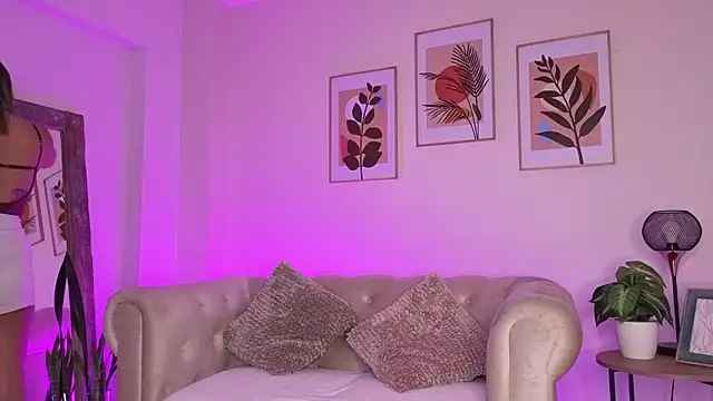 Snapshot of DahianaWalcott chatting on February 2026 10:30:02 PM DahianaWalcott online show from February 2026 10:30:02 PM