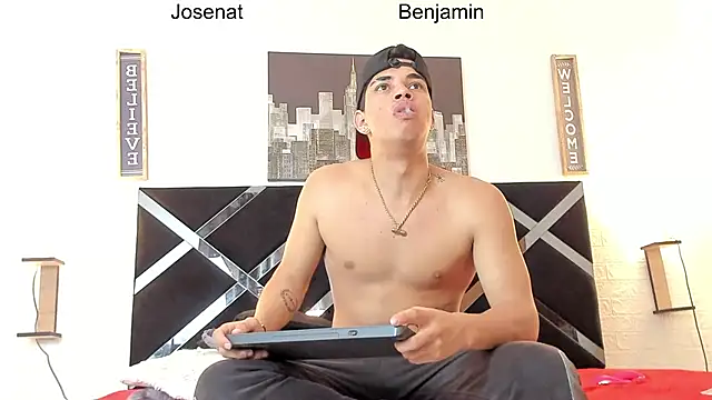 Snapshot of toyboys1 chatting on February 2026 04:07:01 AM toyboys1 online show from February 2026 04:07:01 AM