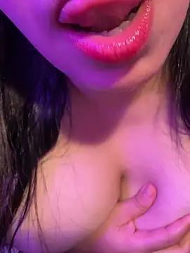 Snapshot of Veyolla_Beau chatting on July 2026 10:14:02 PM Veyolla Beau online show from July 2026 10:14:02 PM