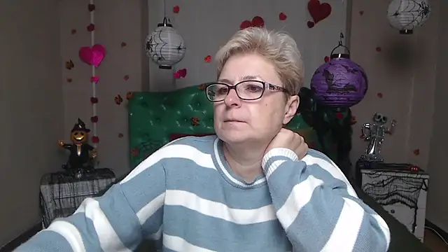 Snapshot of EmiliaGree chatting on November 2025 06:02:02 AM EmiliaGree online show from November 2025 06:02:02 AM