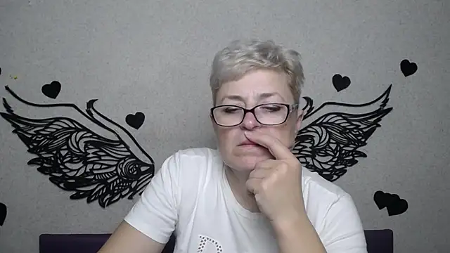 Snapshot of EmiliaGree chatting on November 2025 06:14:01 PM EmiliaGree online show from November 2025 06:14:01 PM