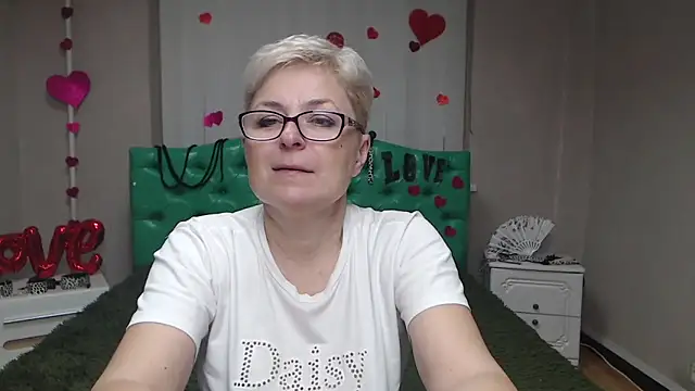 Snapshot of EmiliaGree chatting on November 2025 06:19:02 PM EmiliaGree online show from November 2025 06:19:02 PM