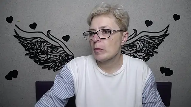 Snapshot of EmiliaGree chatting on November 2025 06:08:01 PM EmiliaGree online show from November 2025 06:08:01 PM