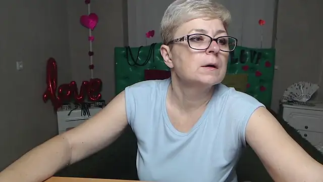 Snapshot of EmiliaGree chatting on November 2025 06:10:02 PM EmiliaGree online show from November 2025 06:10:02 PM