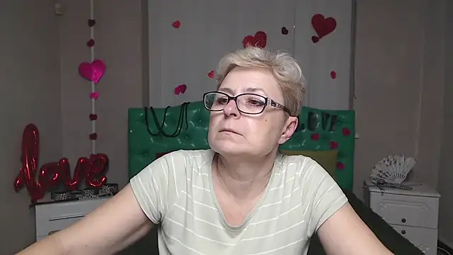 Snapshot of EmiliaGree chatting on December 2025 06:02:01 PM EmiliaGree online show from December 2025 06:02:01 PM