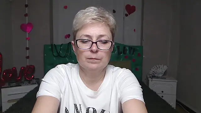 Snapshot of EmiliaGree chatting on December 2025 06:14:03 PM EmiliaGree online show from December 2025 06:14:03 PM