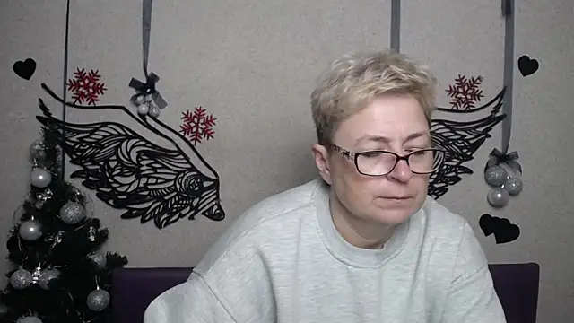 Snapshot of EmiliaGree chatting on December 2025 06:04:01 PM EmiliaGree online show from December 2025 06:04:01 PM