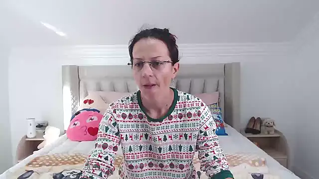 Snapshot of CatWoman0001 chatting on November 2025 07:52:02 AM CatWoman0001 online show from November 2025 07:52:02 AM