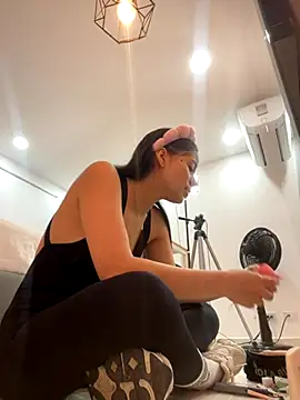 ariel jonees online show from November 2025 04:19:02 PM