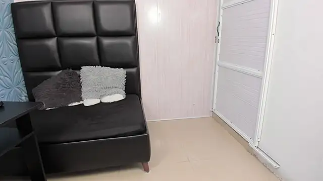Snapshot of Milk_max_18 chatting on February 2025 02:28:01 AM Milk max 18 online show from February 2025 02:28:01 AM