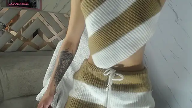 Snapshot of Tomoe_b chatting on December 2024 03:20:01 AM Tomoe b online show from December 2024 03:20:01 AM