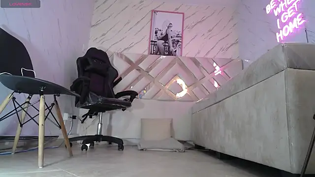 Snapshot of Tomoe_b chatting on January 2025 03:15:01 AM Tomoe b online show from January 2025 03:15:01 AM