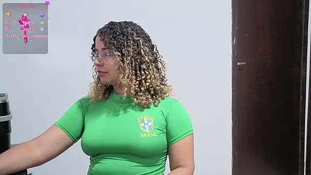 VitoriaFernandes online show from February 2026 11:23:01 PM