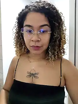 VitoriaFernandes online show from February 2026 09:44:02 PM