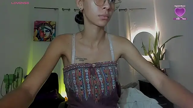 Snapshot of Sophie_sweett19 chatting on February 2026 02:21:01 AM Sophie sweett19 online show from February 2026 02:21:01 AM