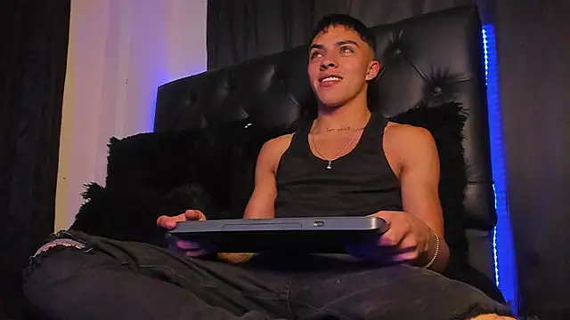 Snapshot of James1lee_ chatting on December 2024 02:54:02 AM James1lee online show from December 2024 02:54:02 AM