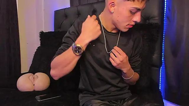 Snapshot of James1lee_ chatting on January 2025 09:51:01 PM James1lee online show from January 2025 09:51:01 PM