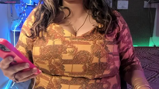 Snapshot of Gulabi_Queen chatting on February 2025 09:30:01 AM Gulabi Queen online show from February 2025 09:30:01 AM