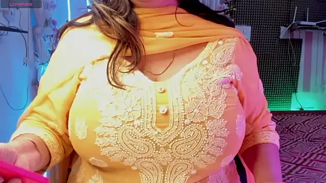 Snapshot of Gulabi_Queen chatting on February 2025 01:54:01 PM Gulabi Queen online show from February 2025 01:54:01 PM