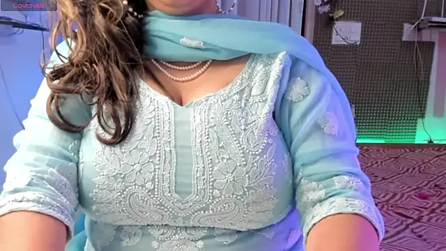 Snapshot of Gulabi_Queen chatting on February 2025 04:20:01 PM Gulabi Queen online show from February 2025 04:20:01 PM
