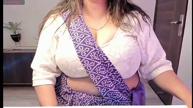 Snapshot of Gulabi_Queen chatting on March 2025 04:13:02 PM Gulabi Queen online show from March 2025 04:13:02 PM
