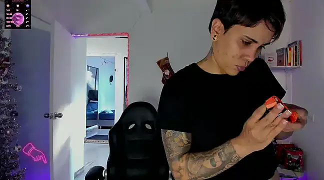 Snapshot of ZhoeStrong chatting on January 2025 10:15:02 PM ZhoeStrong online show from January 2025 10:15:02 PM