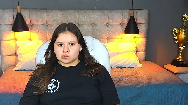 Snapshot of Laia_and_Aloby chatting on January 2025 07:18:02 PM Laia and Aloby online show from January 2025 07:18:02 PM